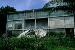Archipel-des-Comores;-Architecture;-Bâtiment-colonial;-Drapeau-français;-Escalier;-France;-Institutions;-Kaleidos;-Kaleidos-images;-La-parole-à-limage;-Laurent-Abad;-Mayotte;-Océan-Indien;-Stories-Pictures;-Volets